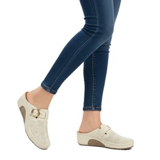   Divatos női klumpa virágmintás felsőrésszel – állítható csatos, kényelmi talppal beige