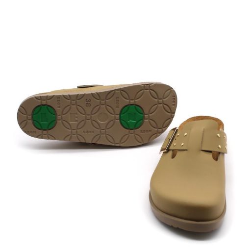 7002 Leon divatos női bőr klumpa – csatos, díszített, anatómiai talppal beige