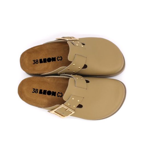 7002 Leon divatos női bőr klumpa – csatos, díszített, anatómiai talppal beige