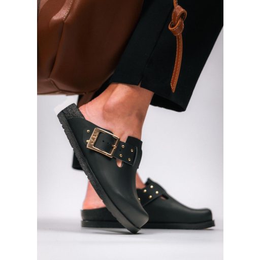 7002 Leon divatos női bőr klumpa – csatos, díszített, anatómiai talppal fekete