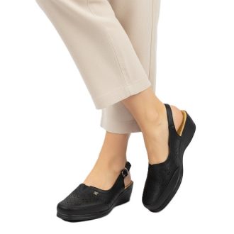   MAGDALÉNA női kényelmi szandál állítható pánttal – fekete